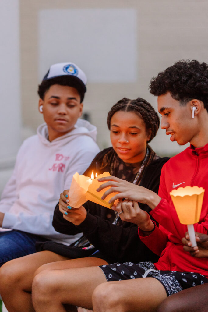 香蜜影视 Students share candle-lighting tradition at opening convocation